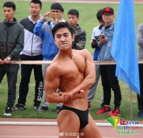 好害羞！成都大學運動會現“男子健身隊”引全場歡呼