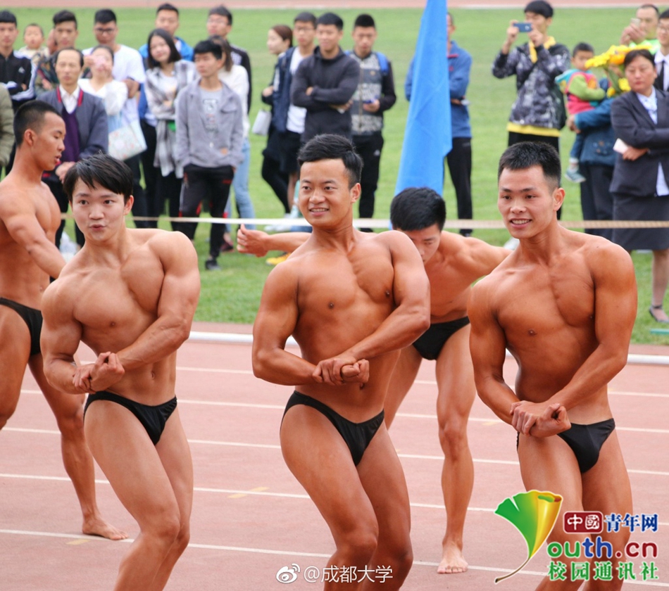 好害羞！成都大學運動會現“男子健身隊”引全場歡呼