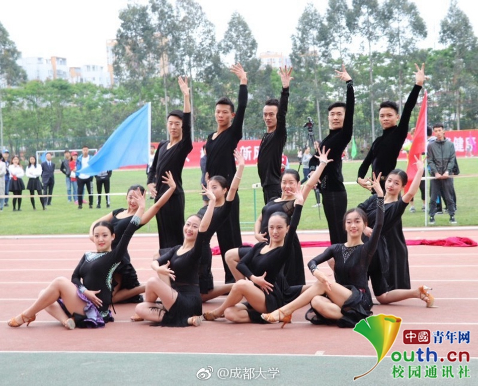 好害羞！成都大學運動會現(xiàn)“男子健身隊”引全場歡呼