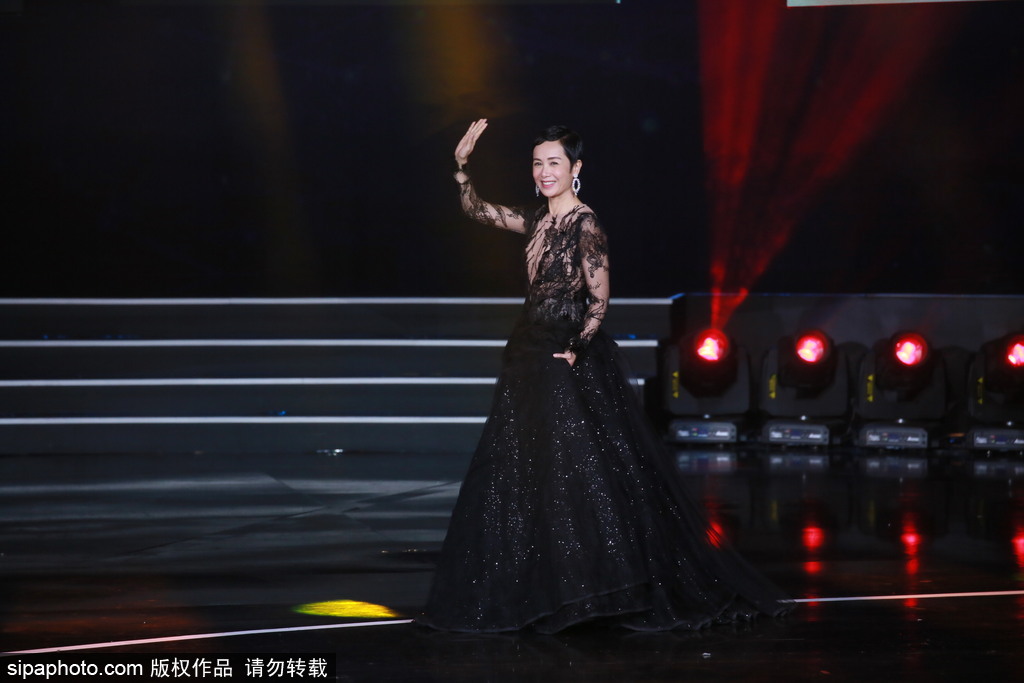 第七屆北京電影節：95歲秦怡坐輪椅現身閉幕式 林志玲與讓·雷諾俏皮頒獎