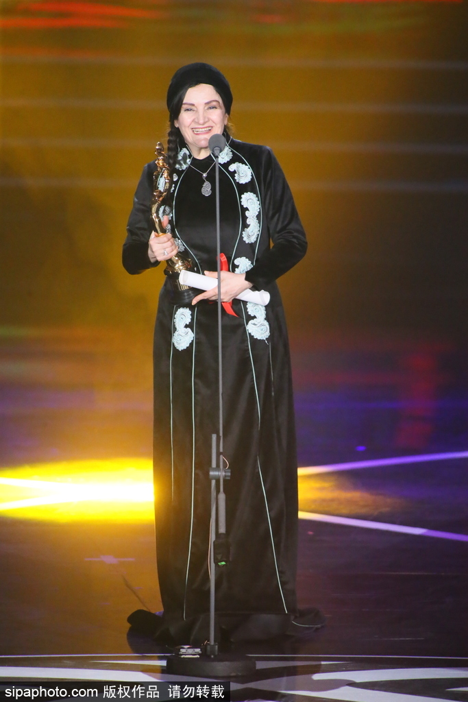 第七屆北京電影節：95歲秦怡坐輪椅現身閉幕式 林志玲與讓·雷諾俏皮頒獎