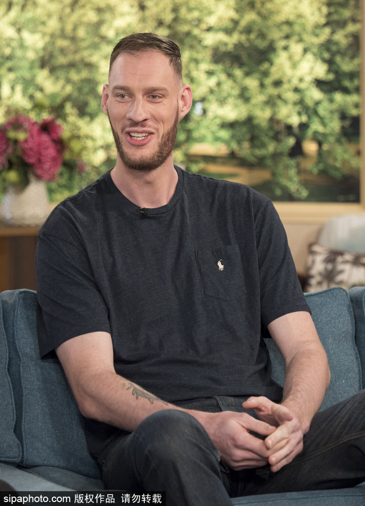 英國2米36巨人現(xiàn)身電視節(jié)目 站著扣籃嚇壞主持人