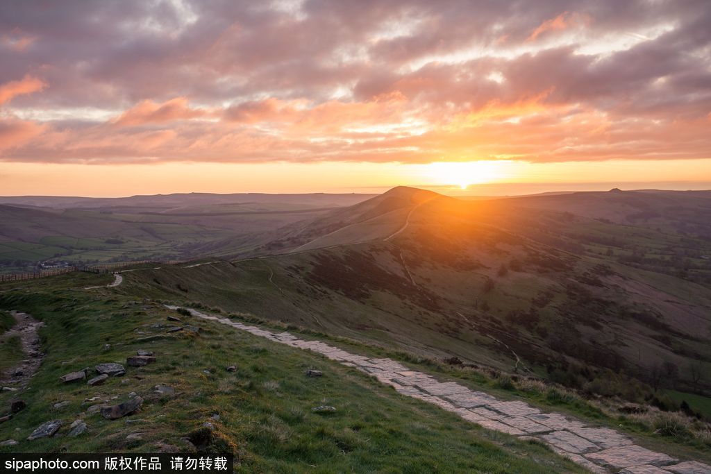英國：德比郡天空現絕美日出 夢幻天空如臨仙境