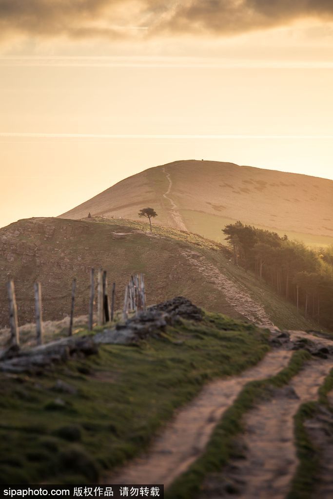 英國：德比郡天空現絕美日出 夢幻天空如臨仙境