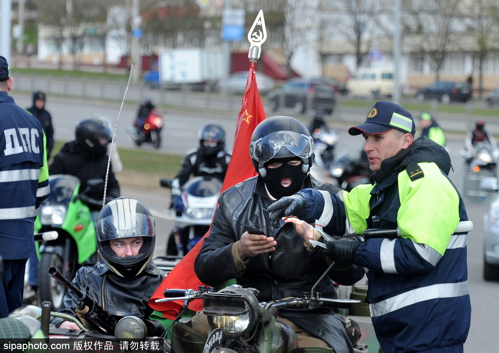 白俄羅斯舉行摩托車游行場面壯觀 騎手蝙蝠俠造型酷炫亮相