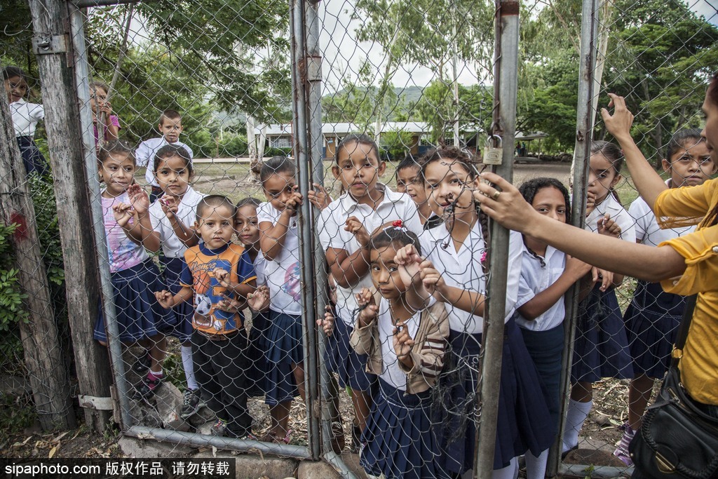 尼加拉瓜流動巴士圖書館 鄉村兒童“零距離”接觸知識