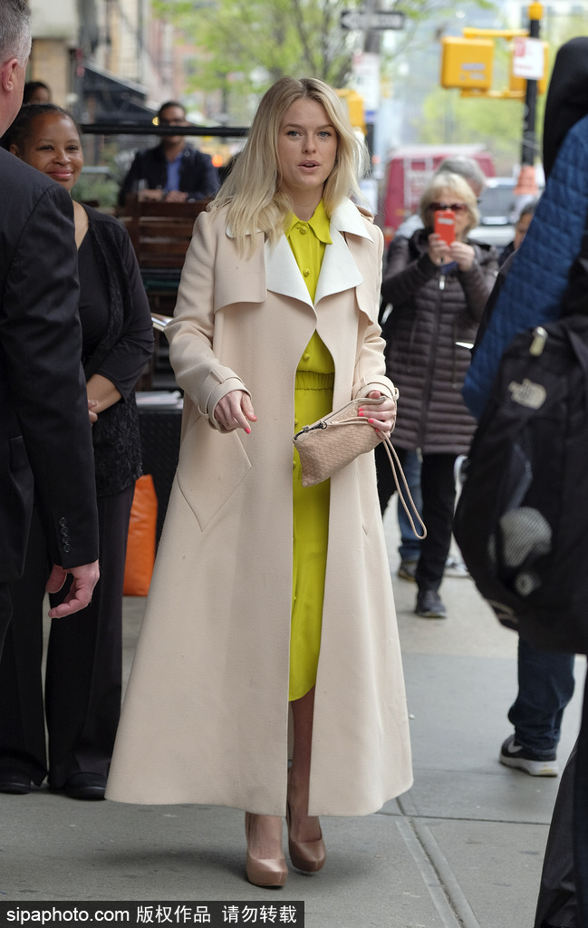 英女星愛(ài)麗絲·伊芙身著駝色大衣出街 內(nèi)搭明黃套裝吸人眼球