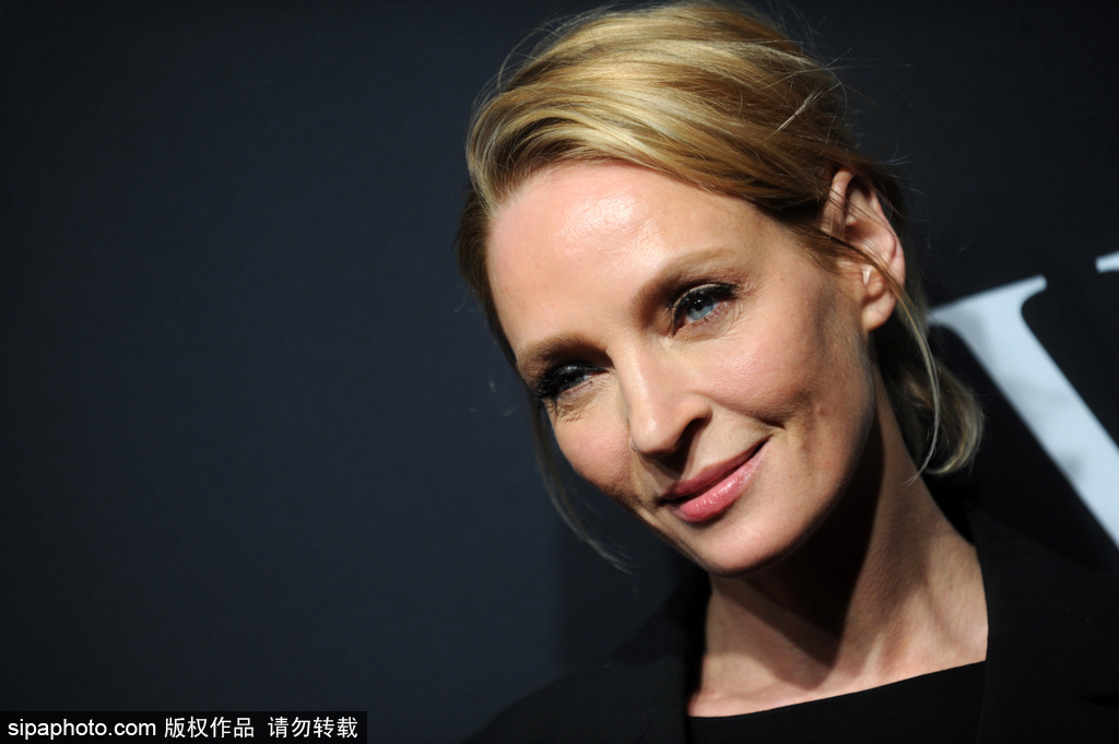 好萊塢知名女星烏瑪·瑟曼全黑LOOK現身活動 淡妝素抹難掩氣場