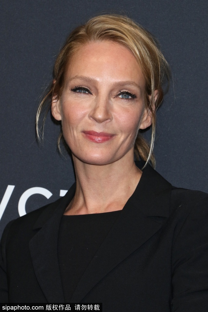 好萊塢知名女星烏瑪·瑟曼全黑LOOK現身活動 淡妝素抹難掩氣場