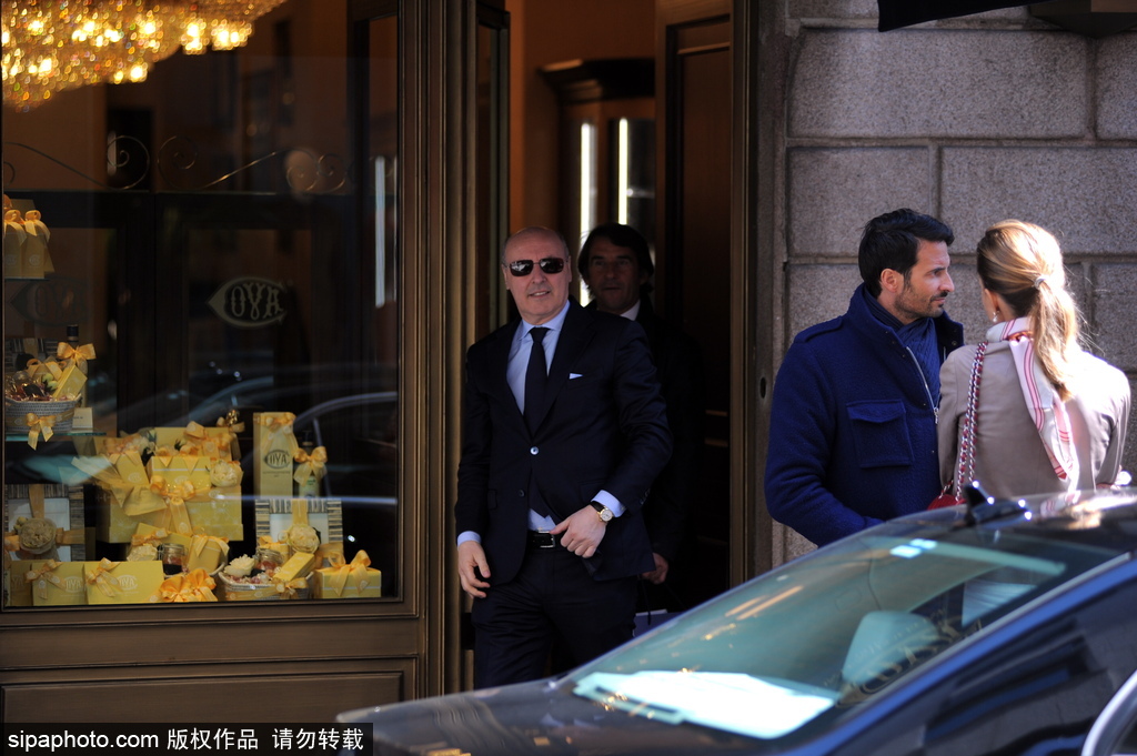 尤文總經理馬洛塔與友人漫步米蘭街頭 球隊贏球心情大好