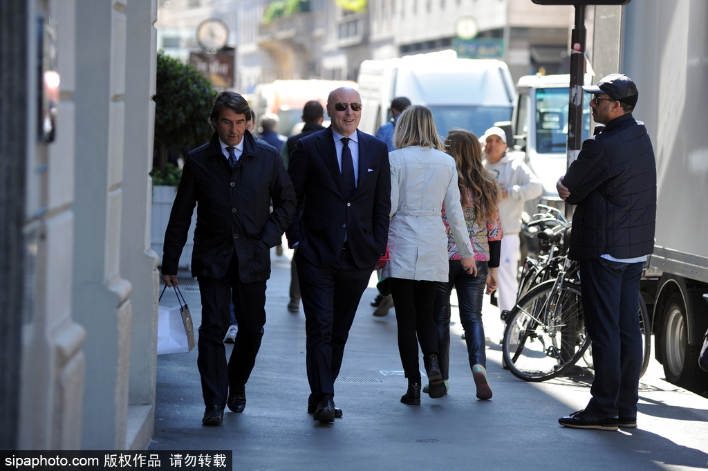 尤文總經(jīng)理馬洛塔與友人漫步米蘭街頭 球隊贏球心情大好