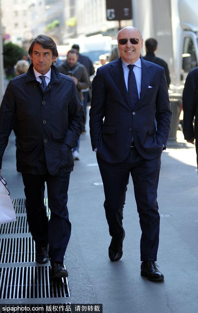 尤文總經理馬洛塔與友人漫步米蘭街頭 球隊贏球心情大好