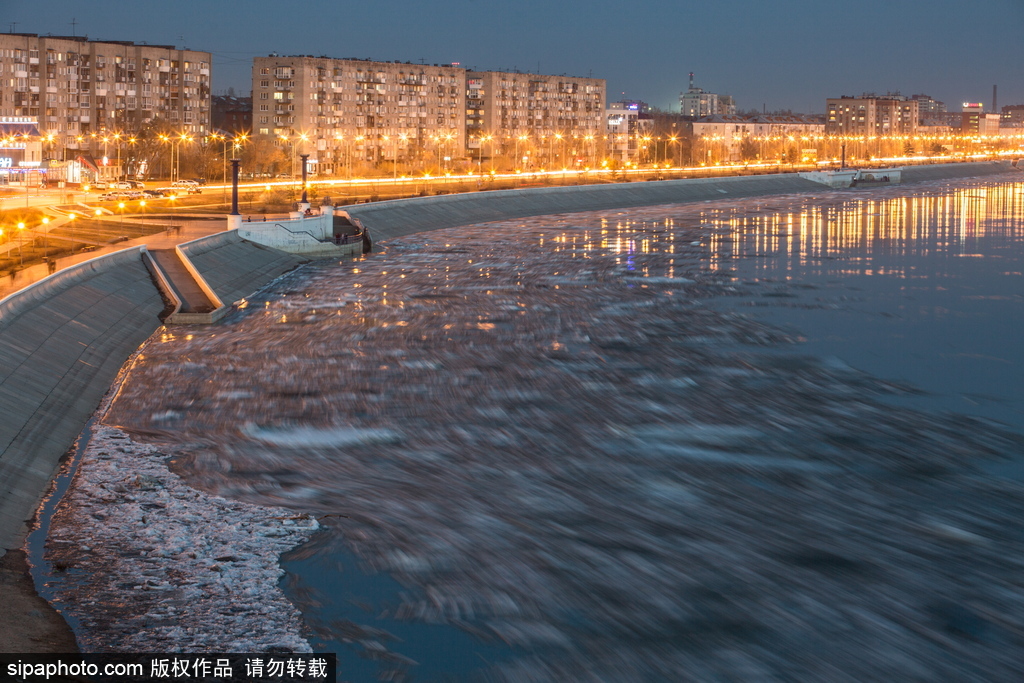 俄羅斯春季額爾齊斯河冰川消融 河面漂浮浮冰
