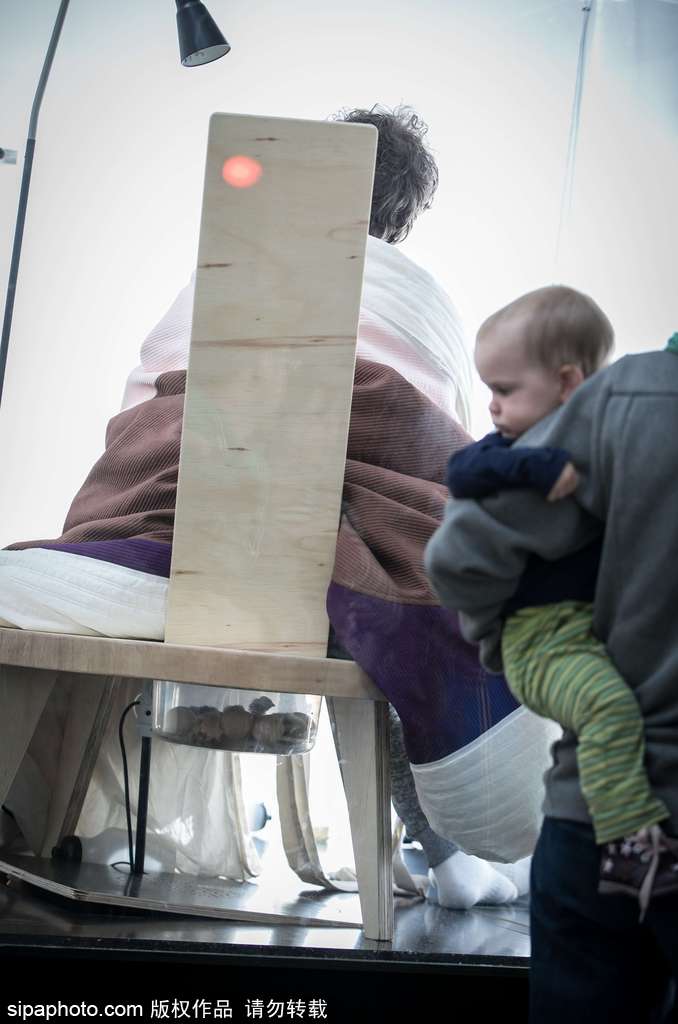 法國男子嘗試“孵蛋” 3周后成功孵化一顆雞蛋