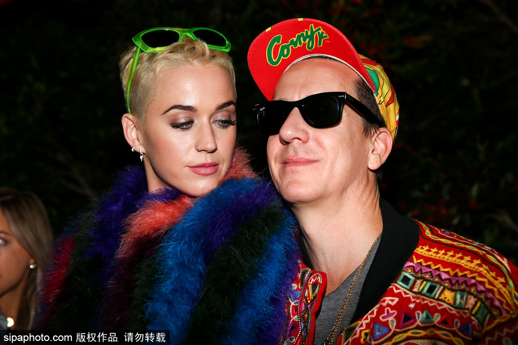 放飛自我！水果姐染了一頭綠發 還和出柜設計師熱吻