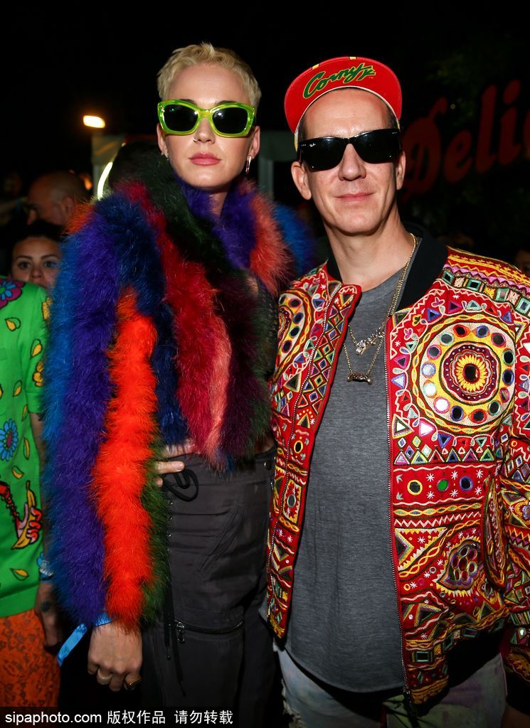 放飛自我！水果姐染了一頭綠發 還和出柜設計師熱吻