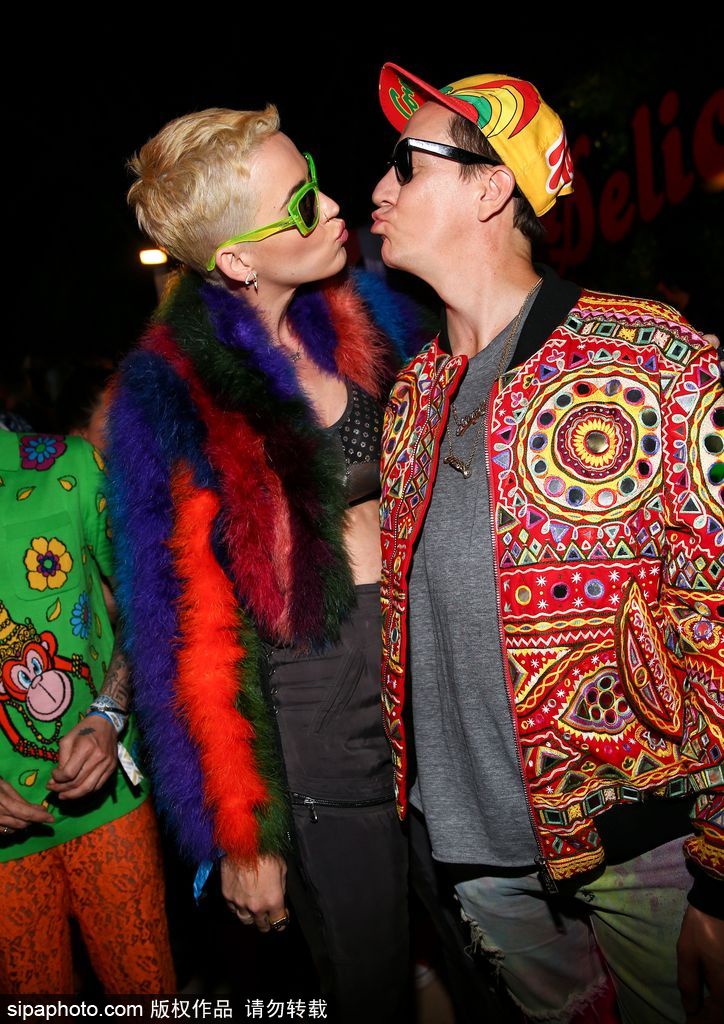 放飛自我！水果姐染了一頭綠發 還和出柜設計師熱吻