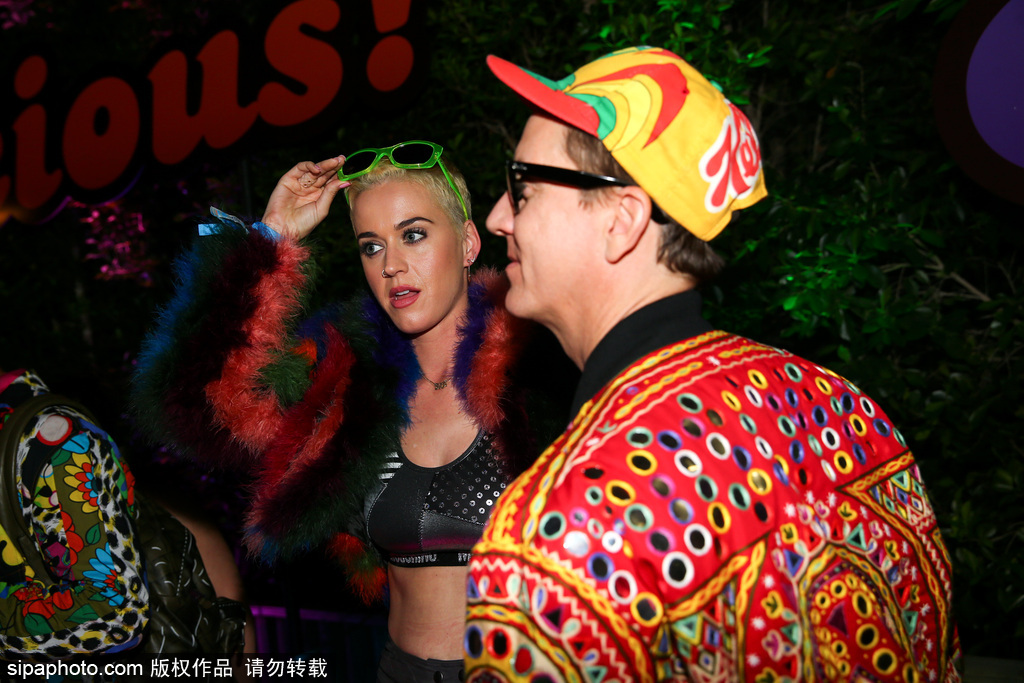 放飛自我！水果姐染了一頭綠發(fā) 還和出柜設(shè)計(jì)師熱吻