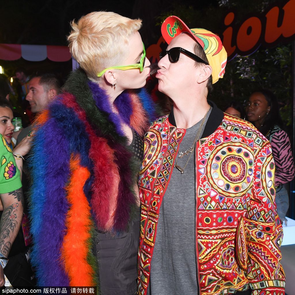 放飛自我！水果姐染了一頭綠發(fā) 還和出柜設計師熱吻