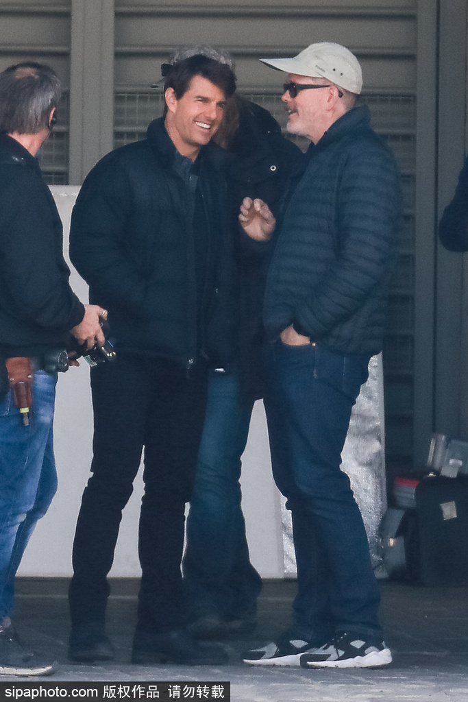 “阿湯哥”帥氣現(xiàn)身《碟中諜6》片場(chǎng)與員工有說(shuō)有笑