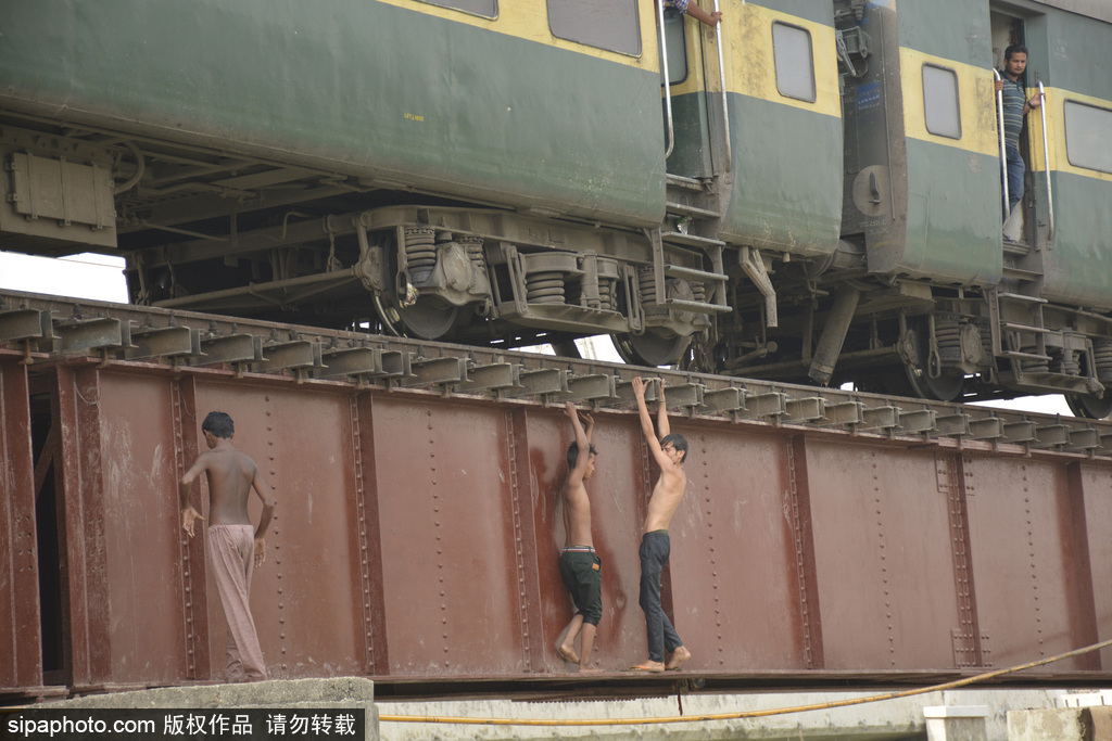 實(shí)拍印度男孩火車(chē)外玩特技 縱身躍入恒河