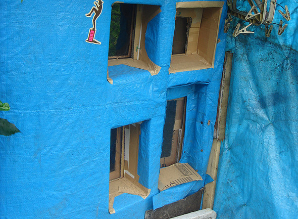 日本男子蝸居廁所3年 存500多個(gè)