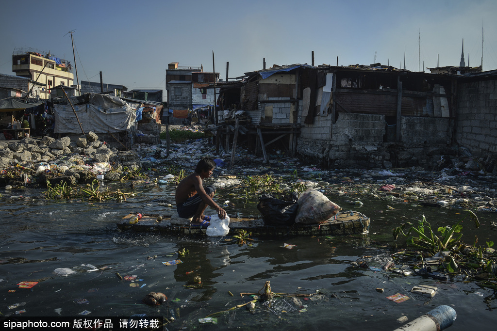 記錄一個(gè)真實(shí)的菲律賓貧民窟生活 “垃圾河”觸目驚心