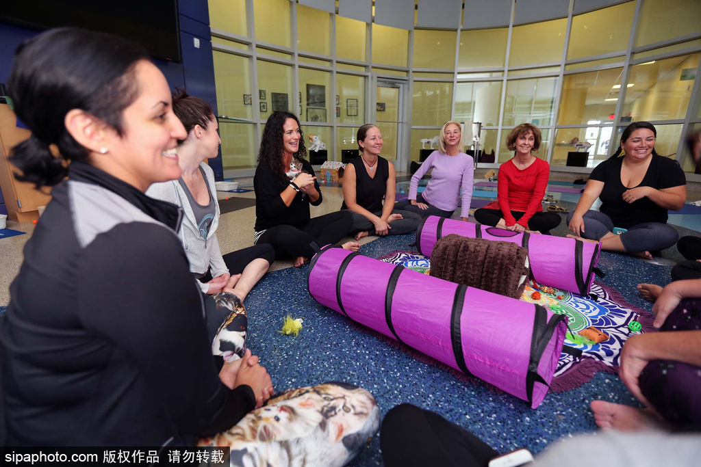 與喵星人一起做運(yùn)動 美國推出人與貓咪瑜伽工作室