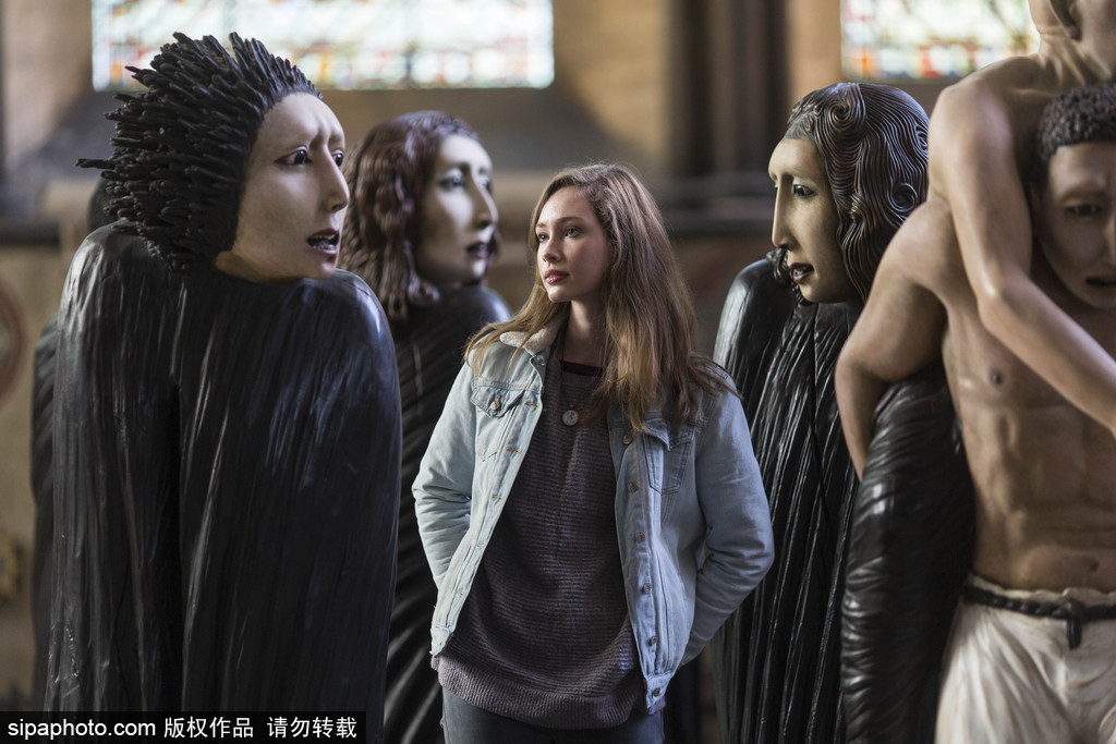 英國教堂舉行木雕藝術(shù)展 奇詭神秘仿若走進木偶城堡