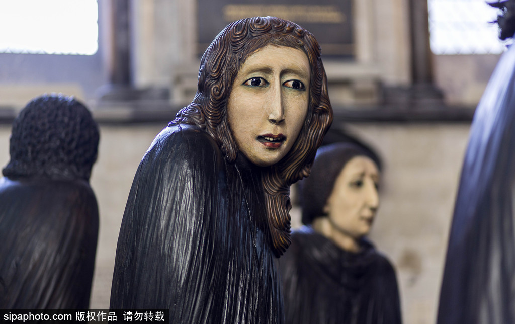 英國教堂舉行木雕藝術展 奇詭神秘仿若走進木偶城堡