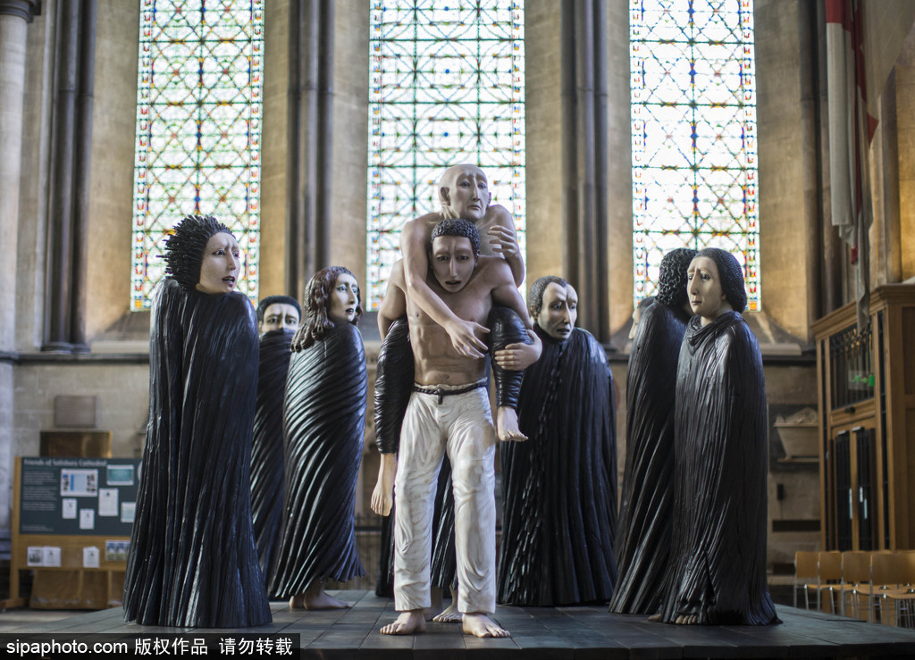 英國教堂舉行木雕藝術展 奇詭神秘仿若走進木偶城堡