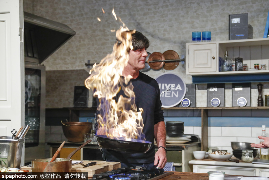 舌尖上的美食？勒夫參加節(jié)目變身大廚 鍋鏟翻飛火光沖天