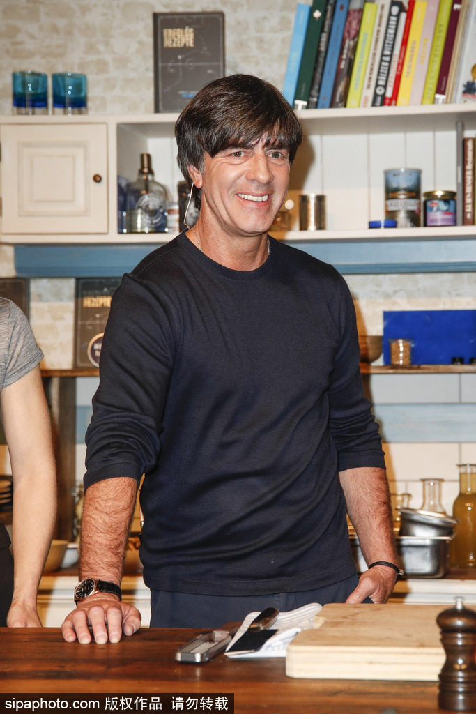 舌尖上的美食？勒夫參加節目變身大廚 鍋鏟翻飛火光沖天