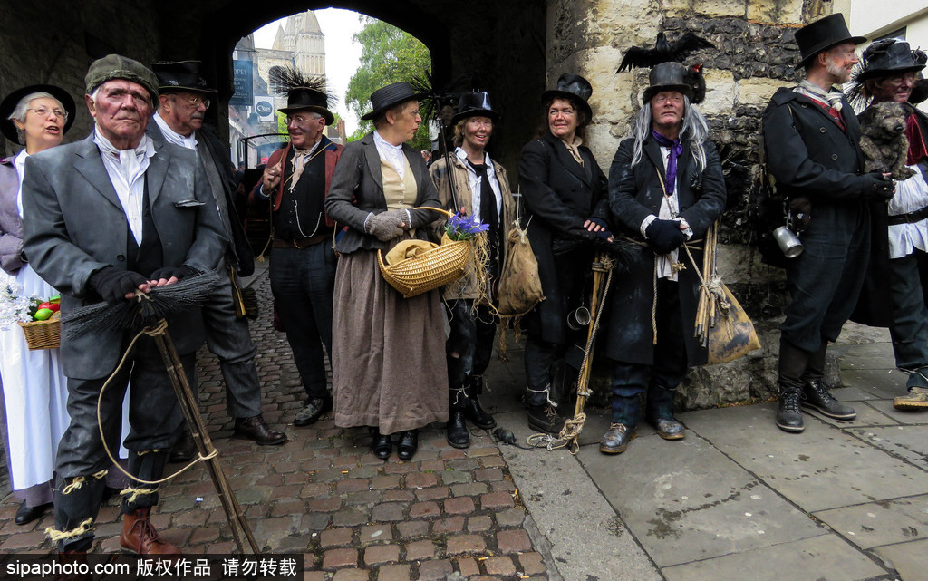 當你光鮮亮麗地過五一時 英國人在灰頭土臉地掃煙囪 探訪英國“掃煙囪節”