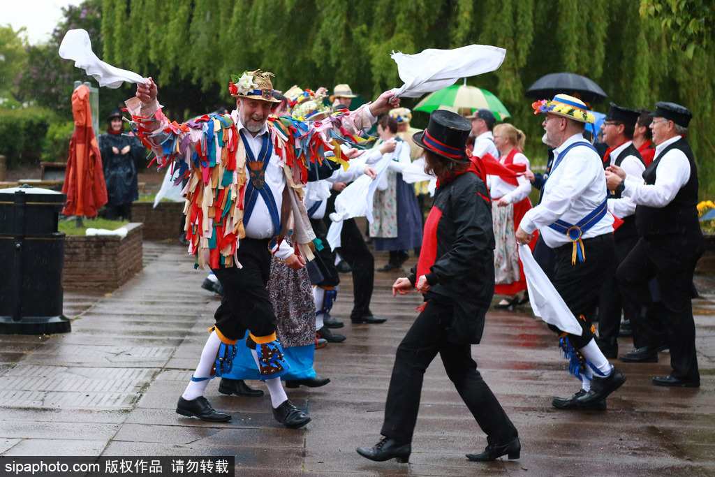 英國人的“尬舞”：彼得伯勒舉行五月節日慶典 上演傳統莫里斯舞