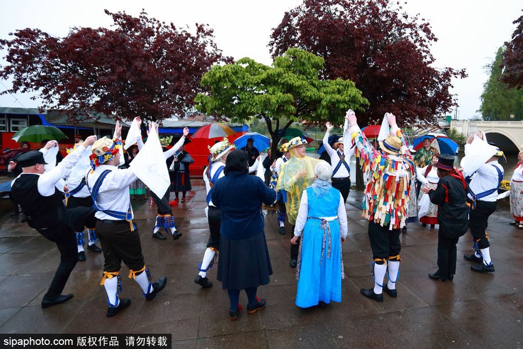 英國人的“尬舞”：彼得伯勒舉行五月節日慶典 上演傳統莫里斯舞