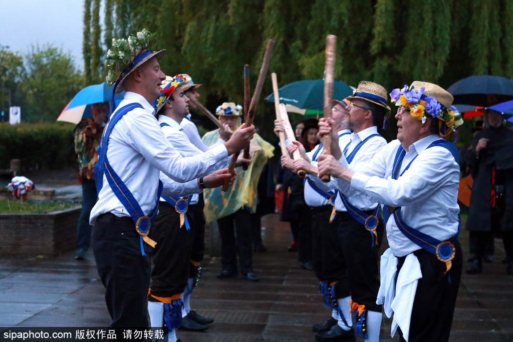 英國(guó)人的“尬舞”：彼得伯勒舉行五月節(jié)日慶典 上演傳統(tǒng)莫里斯舞