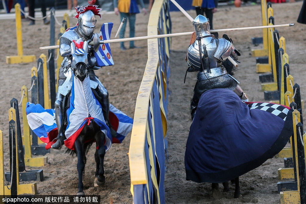 莫斯科舉行國際騎士節(jié) 全副武裝重現(xiàn)“中世紀(jì)”戰(zhàn)斗場景