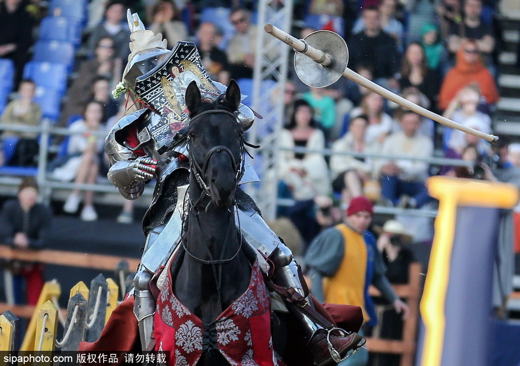 莫斯科舉行國際騎士節 全副武裝重現“中世紀”戰斗場景