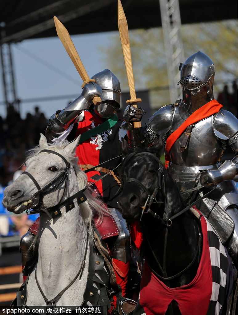 莫斯科舉行國際騎士節(jié) 全副武裝重現(xiàn)“中世紀(jì)”戰(zhàn)斗場景