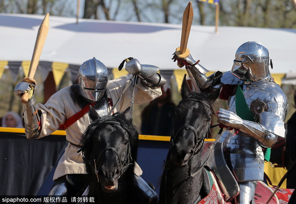 莫斯科舉行國(guó)際騎士節(jié) 全副武裝重現(xiàn)“中世紀(jì)”戰(zhàn)斗場(chǎng)景