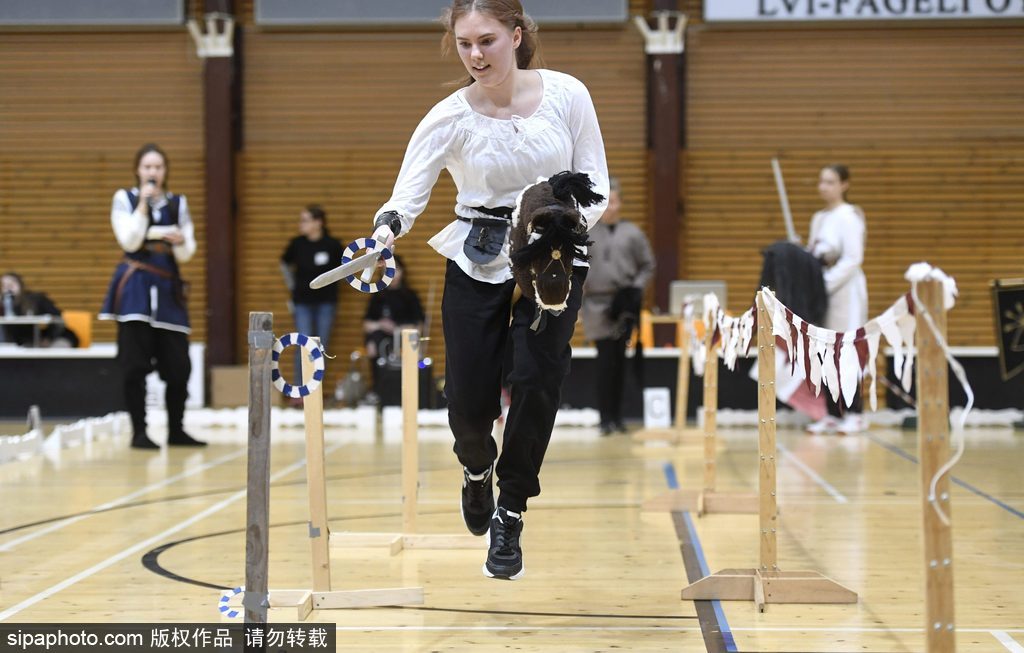 芬蘭舉行“霍比”賽馬錦標(biāo)賽 萌娃抱馬頭玩偶參賽歡樂不斷