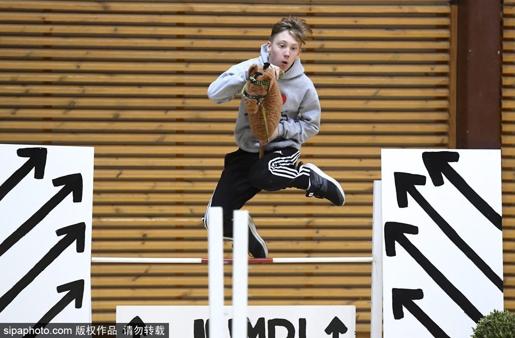 芬蘭舉行“霍比”賽馬錦標賽 萌娃抱馬頭玩偶參賽歡樂不斷