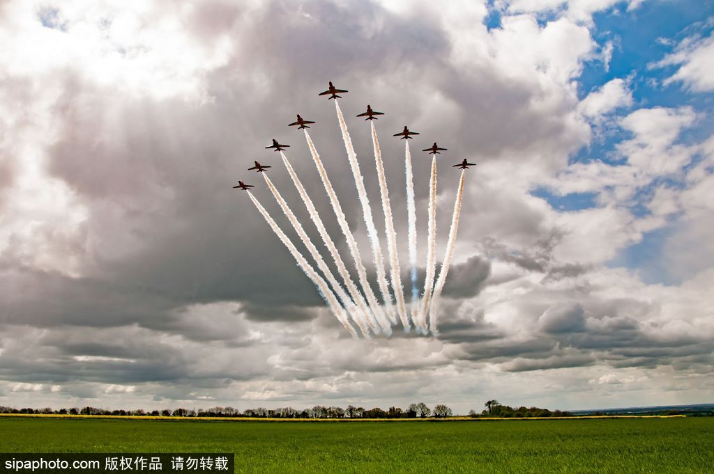 英國紅箭特技飛行隊編隊訓練 馳騁藍天高空炫技震撼人心