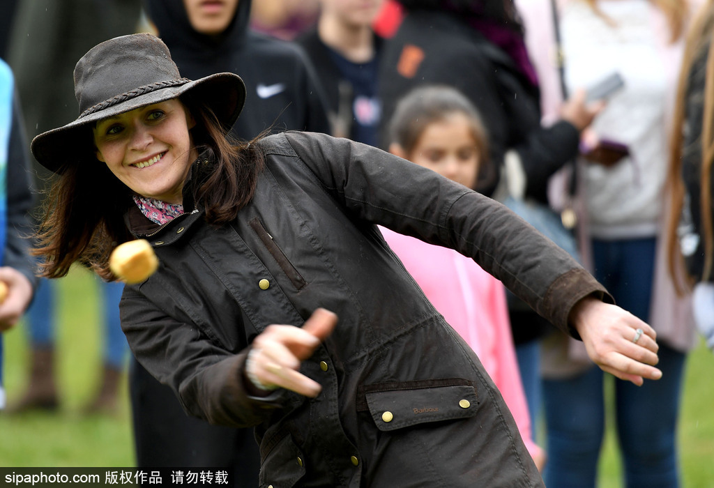 腐國人民真歡樂！多塞特郡舉行扔面包比賽