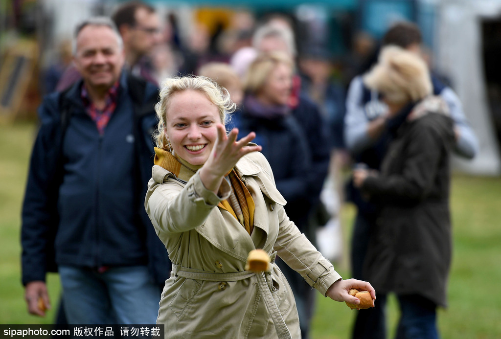 腐國人民真歡樂！多塞特郡舉行扔面包比賽