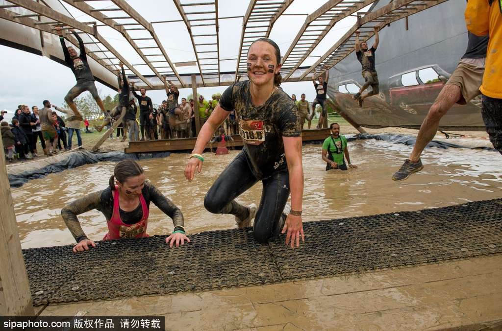 比比誰更臟！法國泥漿日參賽選手變身“泥人”摸爬滾打嗨翻天