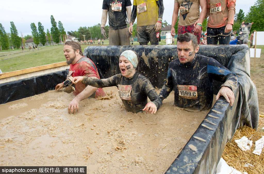 比比誰更臟！法國泥漿日參賽選手變身“泥人”摸爬滾打嗨翻天