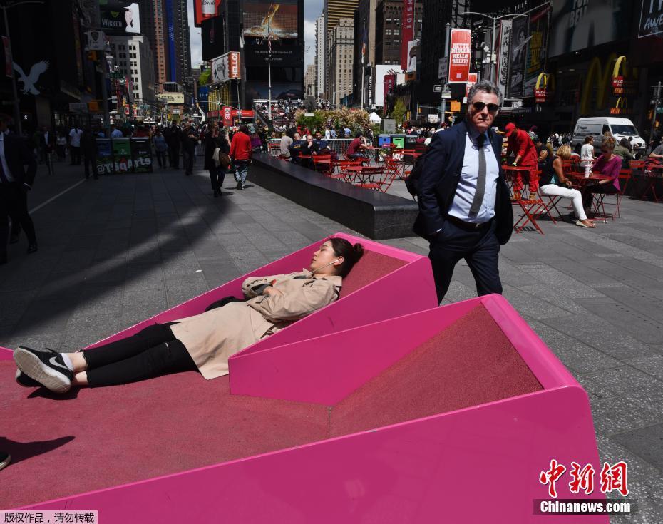 紐約時報廣場開放“床位” 成行人避暑休息勝地