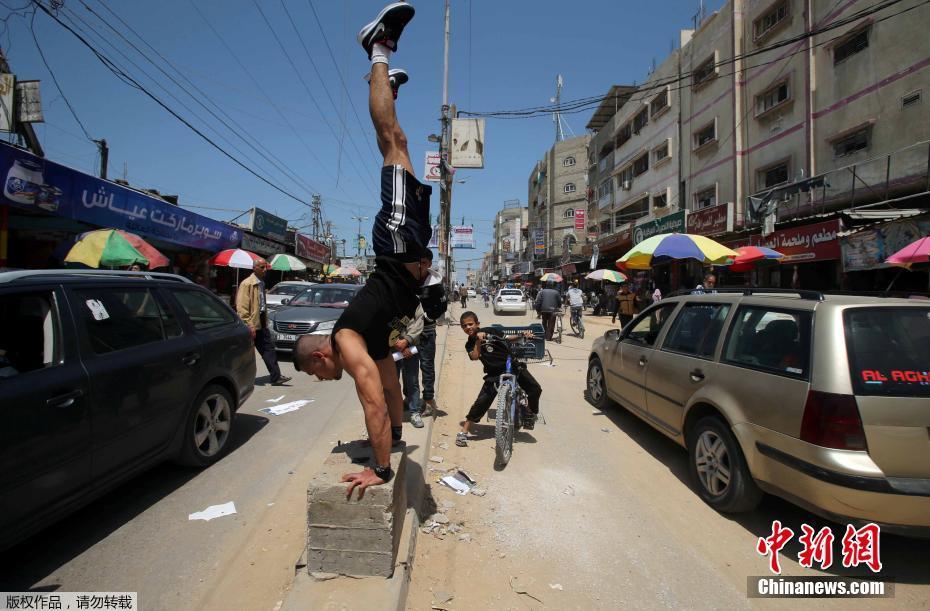 隨時隨地秀肌肉 加沙男子展示街頭健身技巧